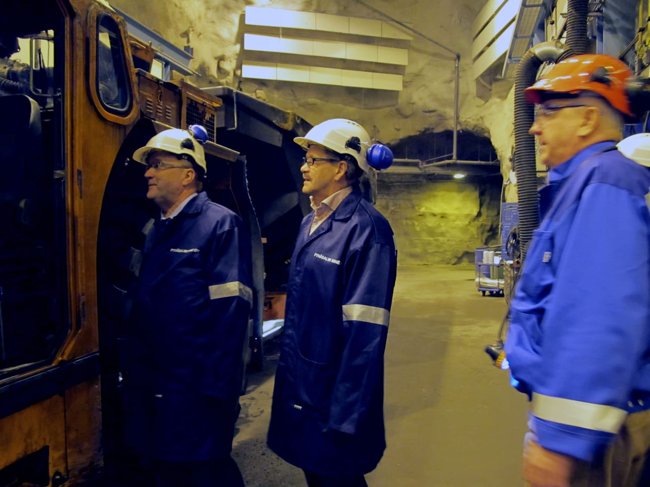 Pyhäsalmi Mine Oy:n toimitusjohtaja Kimmo Luukkonen (oik.) esitteli Pyhäsalmen kaivosta Oulun vaalipiirin kansanedustajille maaliskuussa. Kuvassa Tapani Tölli vasemmalla ja Raimo Piirainen keskellä.