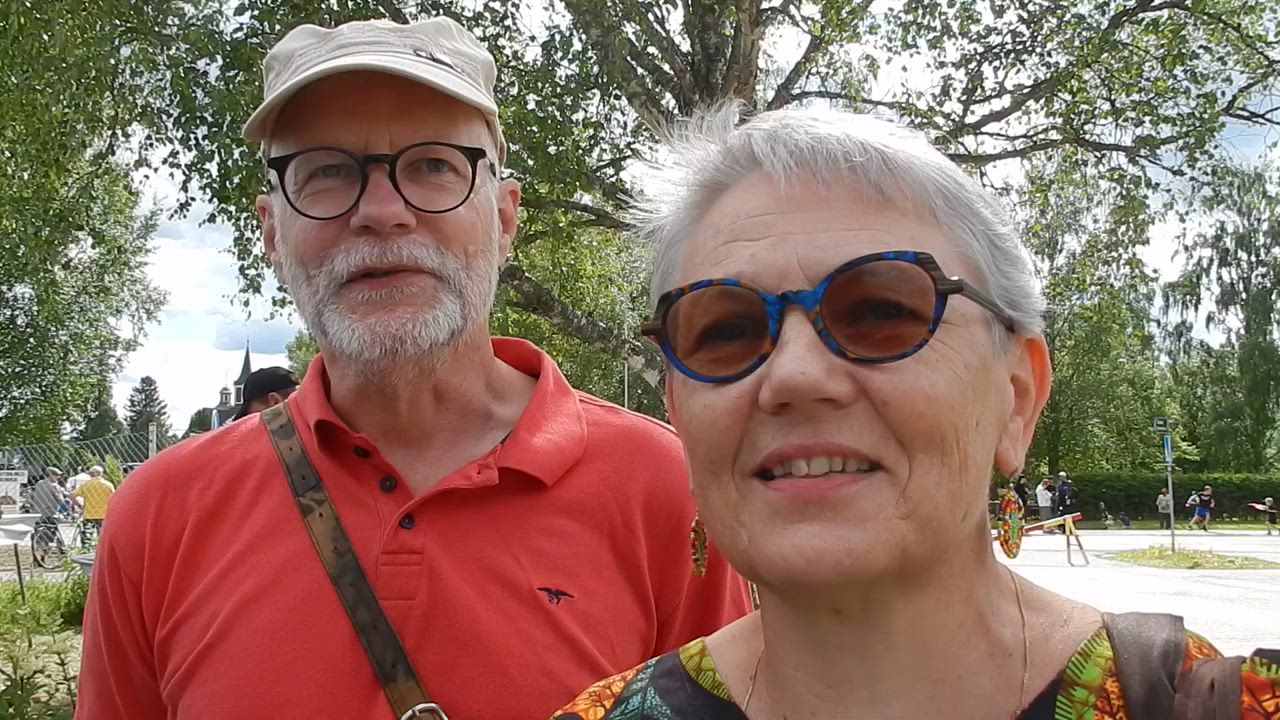 Tiina ja Olli Kukkonen kohtasivat Oulaisten kirkkomaalla yllättäin tutun miehen ystävineen Keniasta