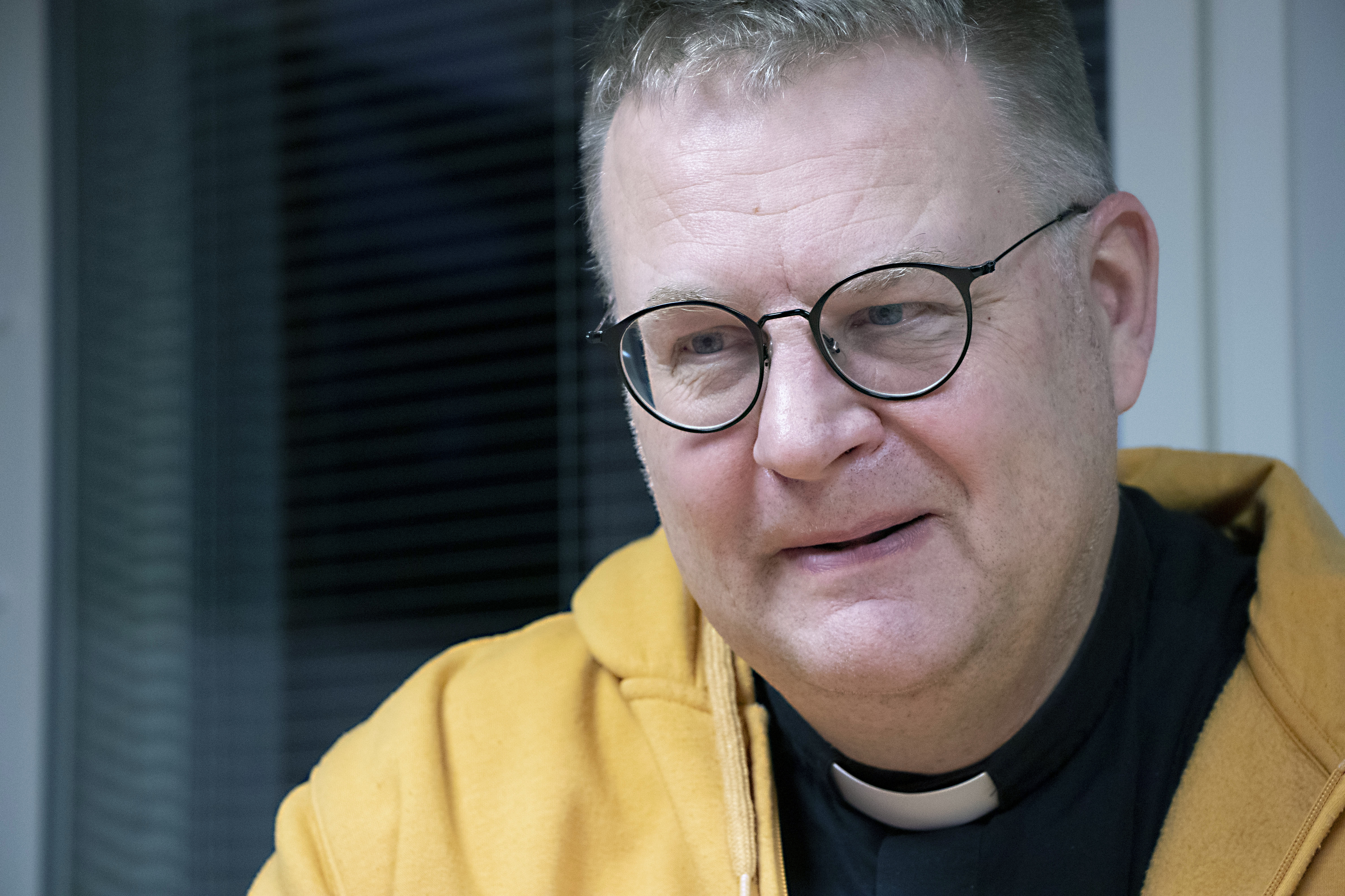 – Oli järisyttävä kokemus oivaltaa, että päivästä pidä kiittää illalla, vaan aamulla. Silloin suljetaan kiitokseen koko alkava päivä kaikkinensa, sanoo Heikki Pesämaa.
