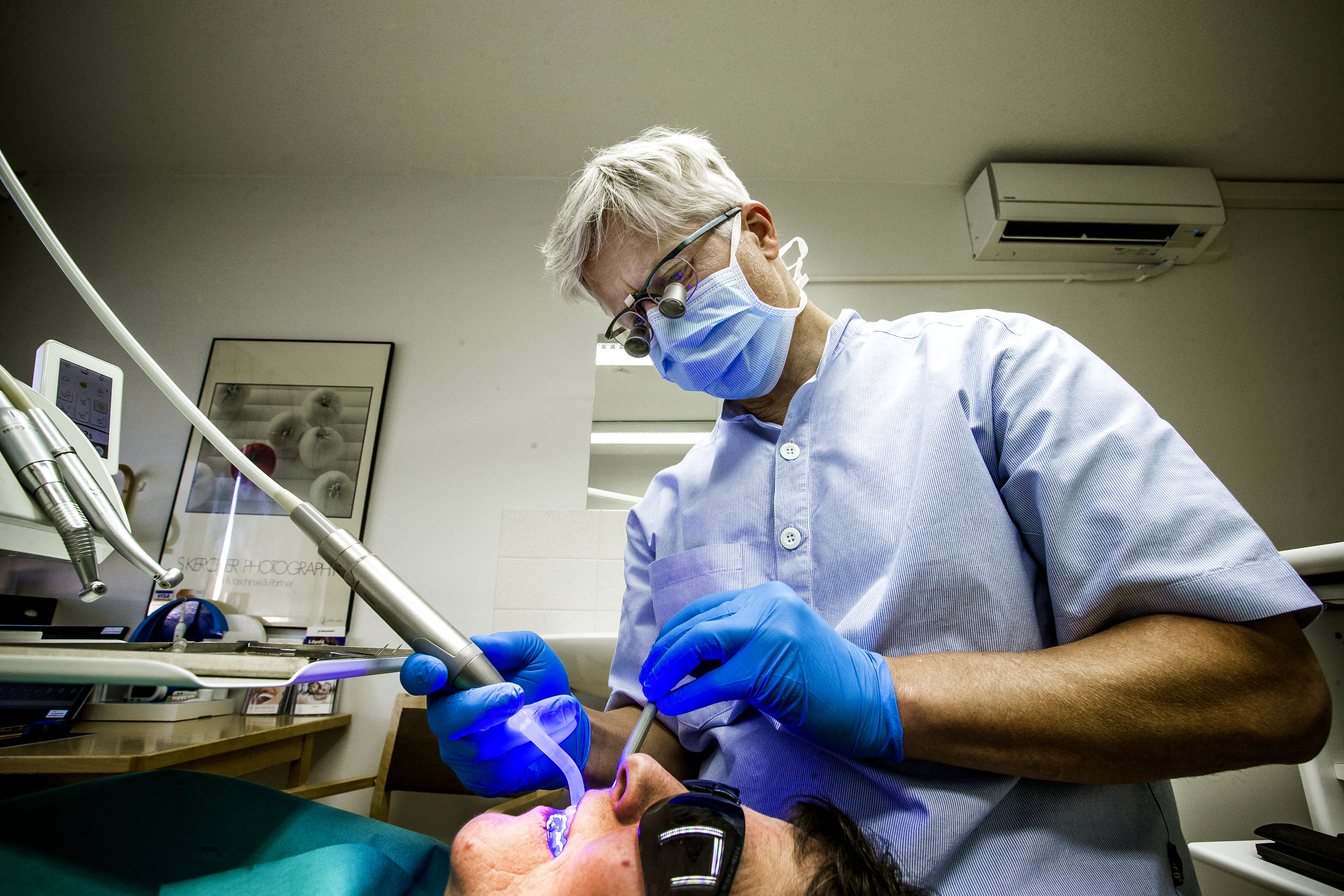 Implanttien laitto vaatii useita hammaslääkärissä käyntejä. Ennen kuin implantti on kruunuineen päivineen suussa, saattaa olla mennyt 4 kuukautta.