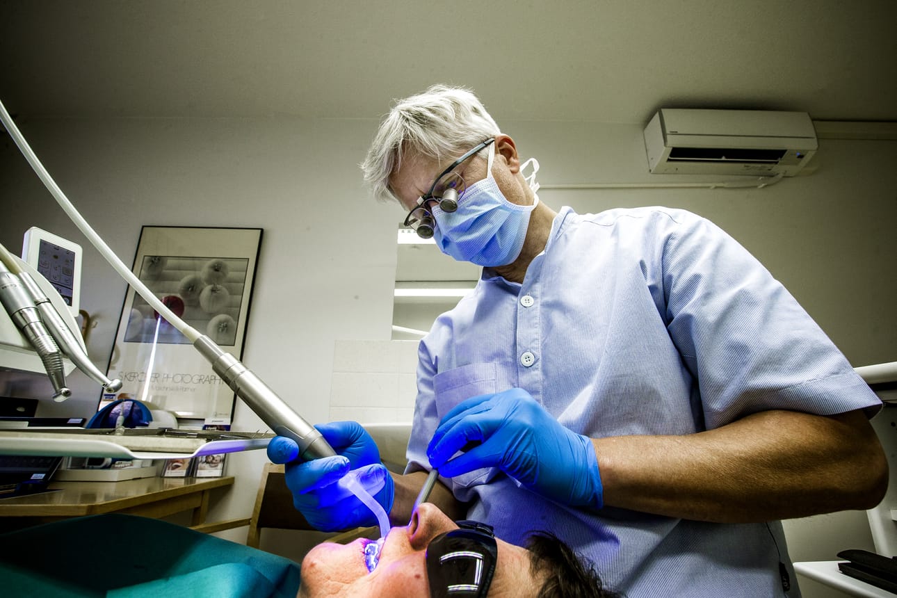 Implanttien laitto vaatii useita hammaslääkärissä käyntejä. Ennen kuin implantti on kruunuineen päivineen suussa, saattaa olla mennyt 4 kuukautta.