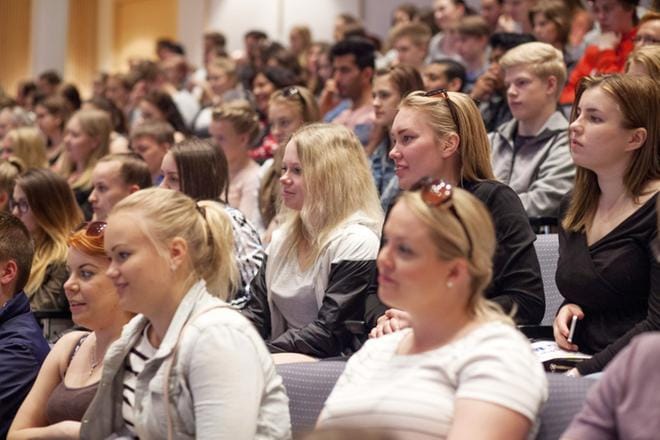 Korkeakouluopinnoista kiinnostuneet nuoret seurasivat luentoa Korkeakouluopiskelijaksi Tampereelle -tapahtumassa vuonna 2016. KUVA: Miisa Kaartinen