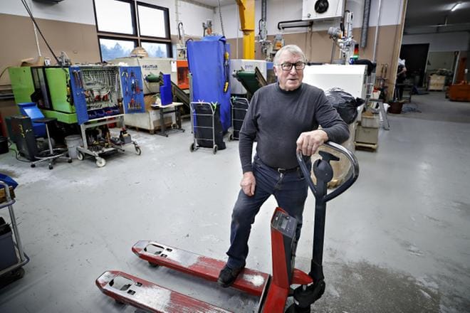 Salaojabisneksestä muoviteollisuuteen siirtynyt yrittäjä Taisto Mäkinen, 80, tekee edelleen pitkää päivää perustamassaan ja tyttärensä Marjut Mäkisen nykyään omistamassa Muotek Oy:ssa, joka muun muassa valmistaa vientiin ja maahantuo muoviosia. KUVAT: TOMI KOSONEN