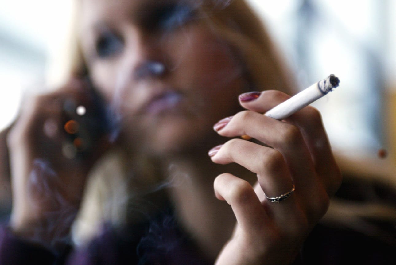 Korkeamman ikärajan uskottaisiin muun muassa nostavan tupakoinnin aloittamisen kynnystä. LEHTIKUVA / JUSSI NUKARI