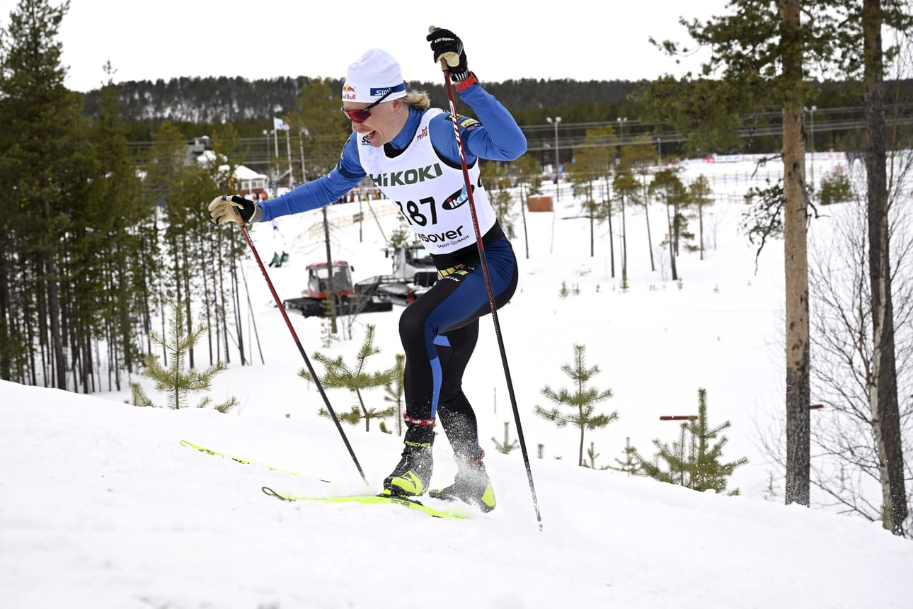 Iivo Niskanen vauhdissa maastohiihdon SM-kilpailuiden perinteisen hiihtotavan miesten 50 km kilpailussa. LEHTIKUVA / Markku Ulander