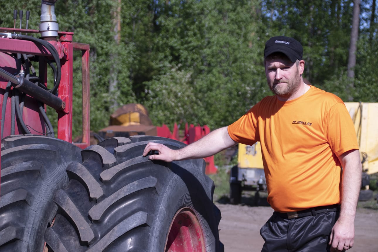 Pekka Forsström nojaa vesivaunun kärrynrattaaseen ja tuumaa, että tämäkin työkone on romurautaa, kun turvetuotanto loppuu. Vain osa tuotantokalustosta on hyödynnettävissä muulla yritysalalla.