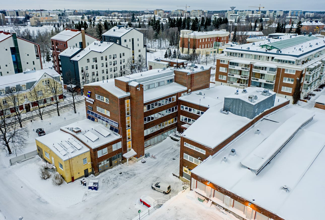 Energiatalo sijaitsee Kasarmintien varressa Myllytullin länsilaidalla. Taustalla taidemuseo ja Hupisaaret.