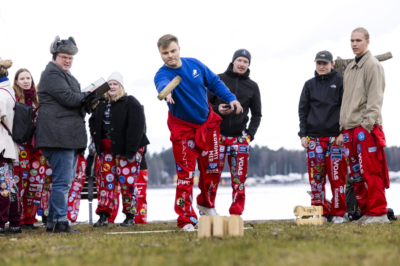Tuomari Anssi Juvela ei sääntöjen mukaan ole periaatteessa lahjottavissa, mutta käytännössä kyllä. Atte Koskela heittää ja saattaa osua hyvin.