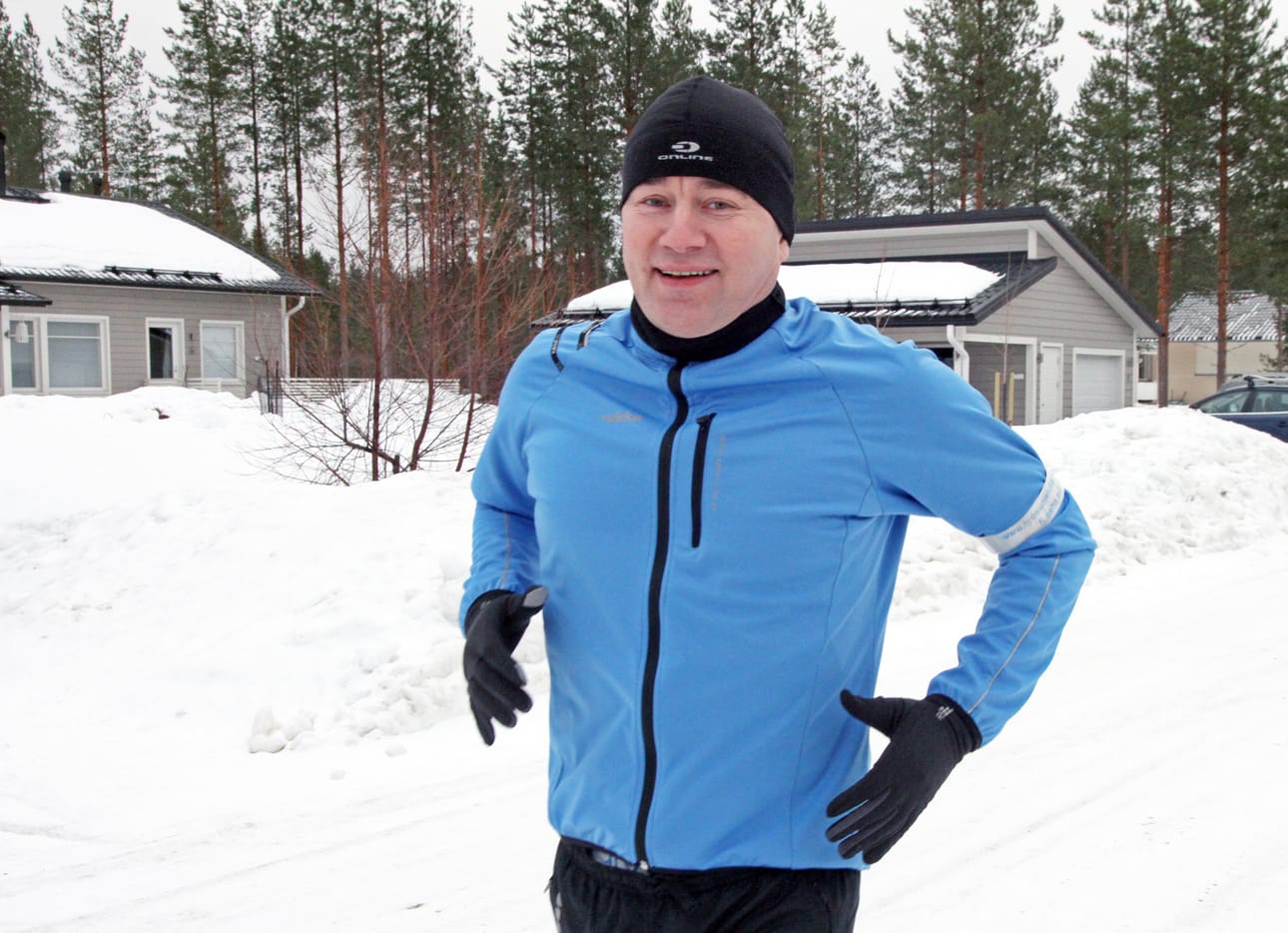 Liukkaalla vammojen riski on suuri. Mustonen käyttää itse nastalenkkareita. Alku- ja lopputalven mustalle jäälle sopivat pehmeämpipohjaiset talvilenkkarit.