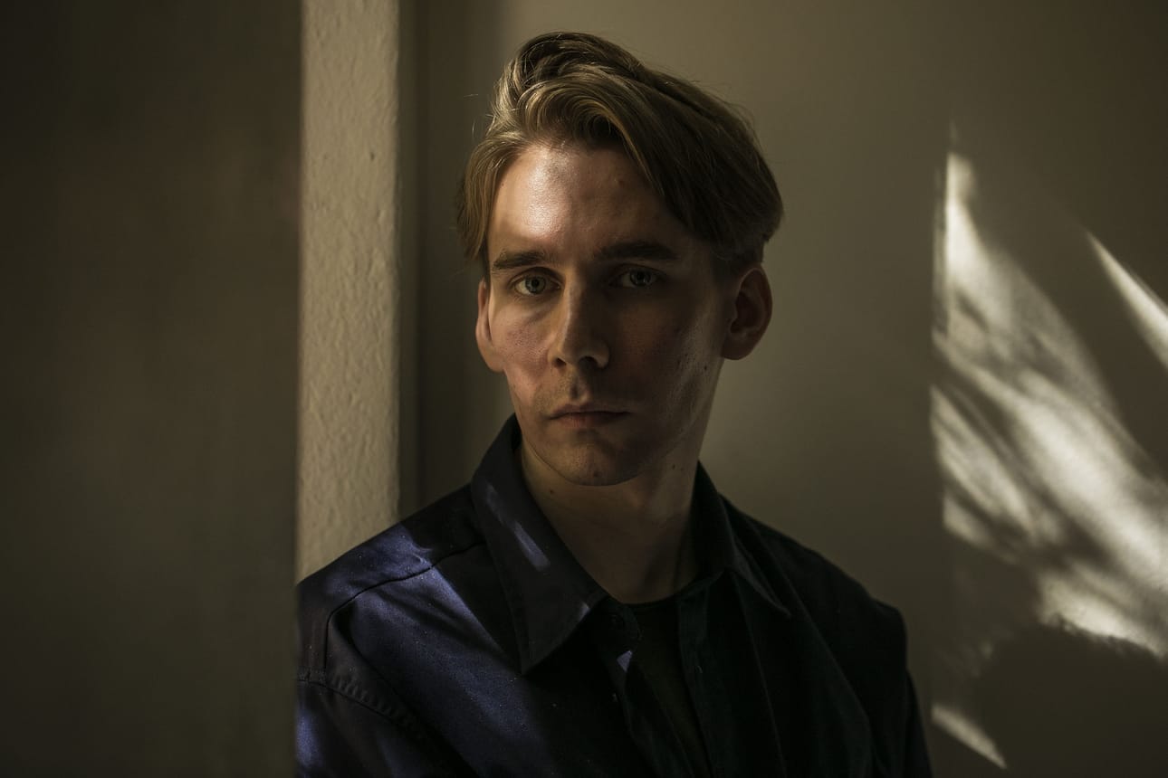 Niko Hallikainen on helsinkiläinen kirjoittaja ja esitysrunoilija, joka myös opettaa luovaa kirjoittamista Teatterikorkeakoulun tanssitaiteen koulutusohjelmissa.