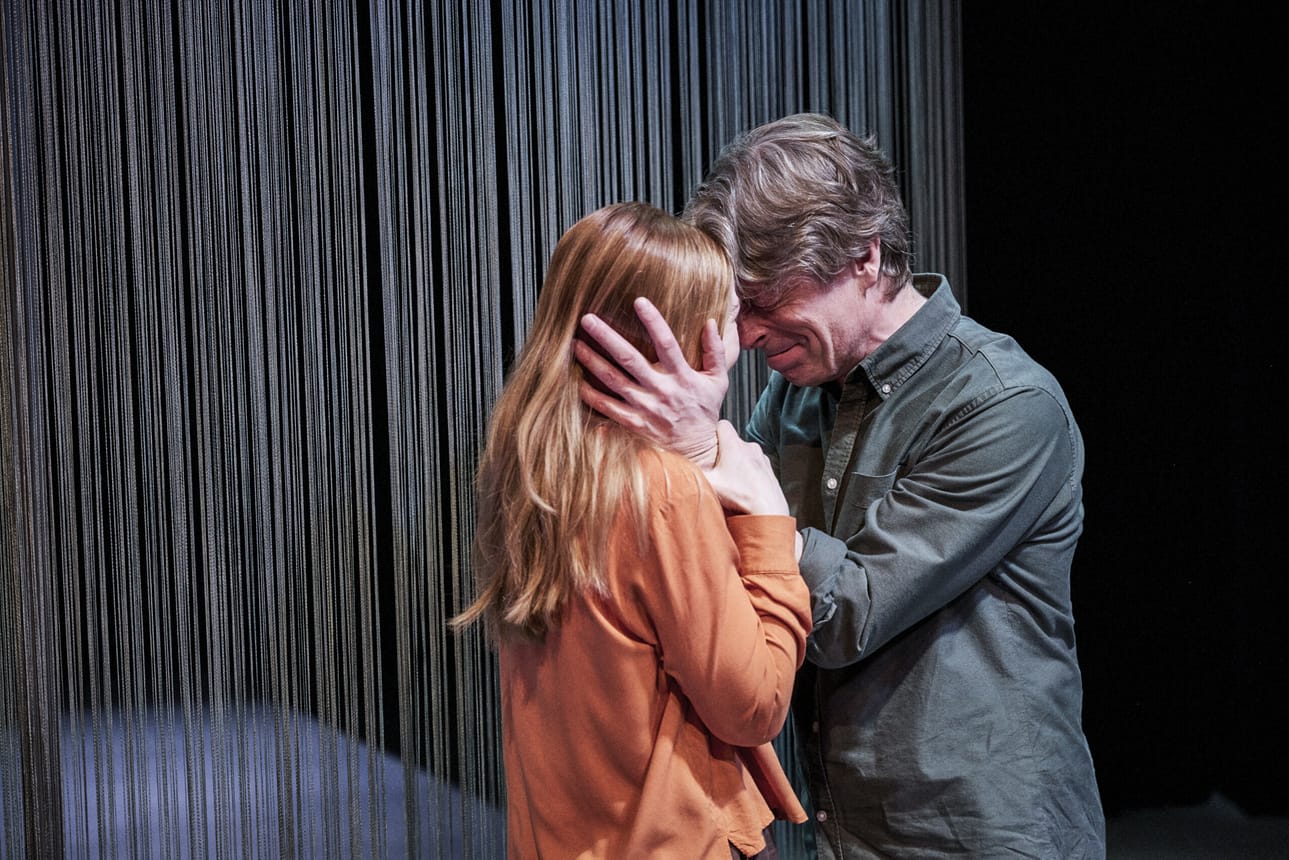 Kukin tulkitsee tavallaan niin mennyttä kuin nykyhetkeä. Heidi (Kirsi Kärnä) ja Markus (Marko Syysmaa) yrittävät löytää yhteyden.