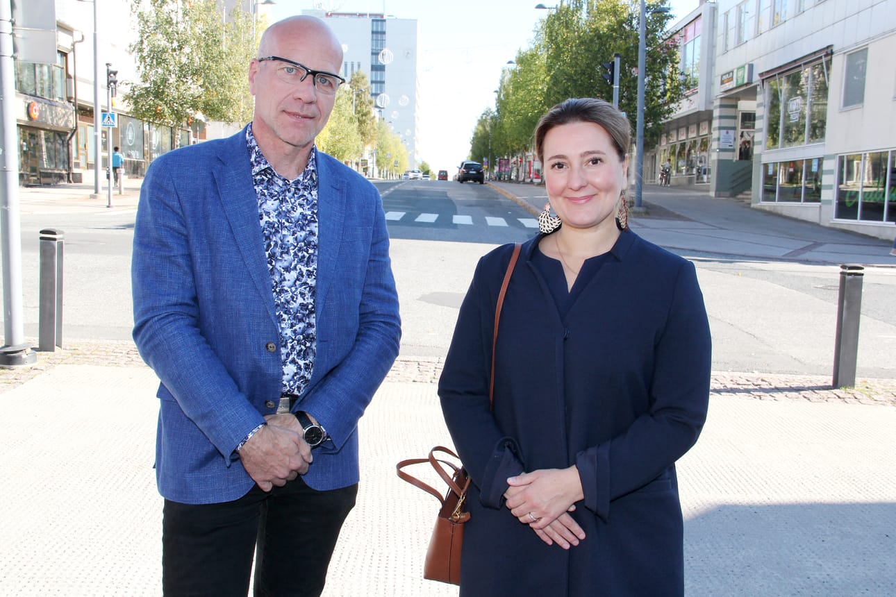 Kiinteistöliitto Meri-Lapin puheenjohtaja Jukka Rainto ja sihteeri Eeva Heikkinen kertovat, että liikehuoneistoissa hoitovastikkeet ovat suhteessa selvästi kalliimpia kuin asuinhuoneistoissa.