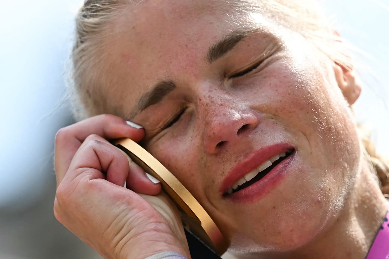 Alisa Vainio oli EM-maratonin jälkeen väsynyt mutta onnellinen voittaja.