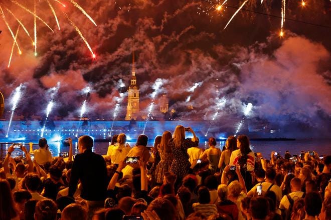 Pietarissa kesähuuma jatkuu koronatilanteen vakavuudesta huolimatta. Jalkapallokisojen ohella kokoonnuttiin aamuyöstä 26. kesäkuuta ihastelemaan ”Tulipunaiset purjeet” -festivaalin ilotulitusta Nevajoen yllä. Juhlinnalla kunnioitetaan opinnoistaan valmistuneita.