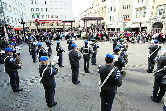 Pohjan Sotilassoittokunta ja Lapin Sotilassoittokunta esiintyivät yhdessä Oulun keskustassa.