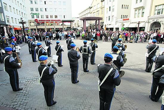 Pohjan Sotilassoittokunta ja Lapin Sotilassoittokunta esiintyivät yhdessä Oulun keskustassa.