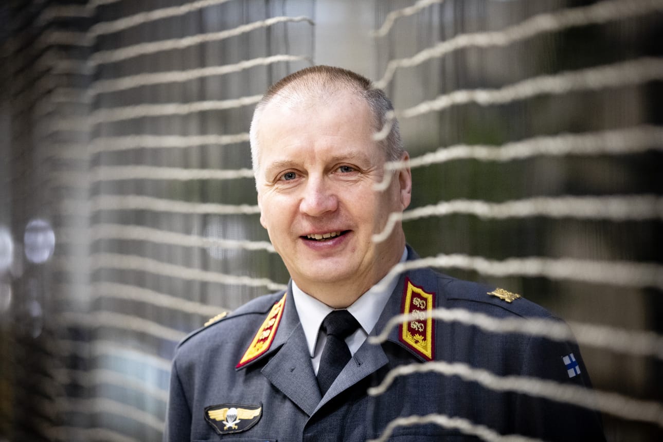 Maavoimien komentaja, kenraaliluutnantti Petri Hulkko on tyytyväinen puolustushaaransa nykytilaan. Naisia voisi hänen mielestään hakeutua asepalvelukseen huomattavasti enemmän kuin tänä päivänä.
