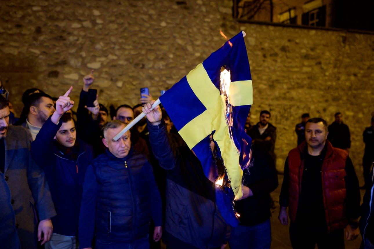 Istanbulissa sadat ihmiset kokoontuivat vastamielenosoitukseen Ruotsin konsulaatin edessä. Samassa yhteydessä poltettiin Ruotsin lippu. LEHTIKUVA / AFP