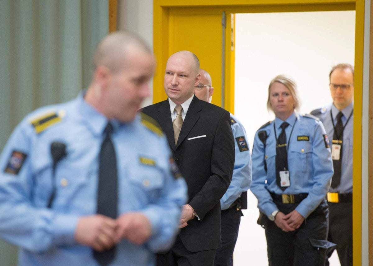 Vähintään 21 vuodeksi vankeuteen tuomittu Anders Breivik voi Norjan lain mukaan anoa vapautumista kärsittyään tuomiostaan 10 vuotta. LEHTIKUVA / AFP