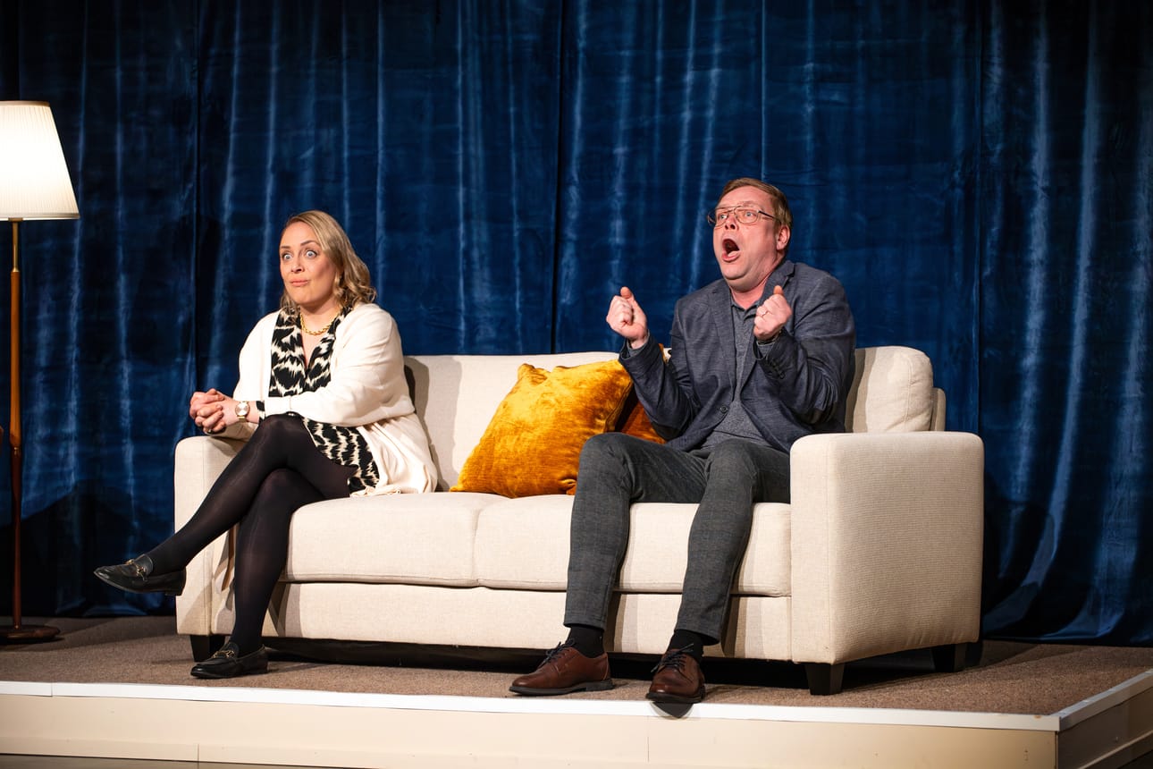 Johanna (Juulia Mäkilaine) ja Valentin (Rami Mäkilaine) istuvat parisuhdeterapeutin sohvalle ja antavat palaa.