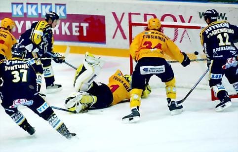 Kärppien 1-1-tasoitus. Jussi Jokinen punnertaa pienestä kulmasta Kärppien avausmaalin.