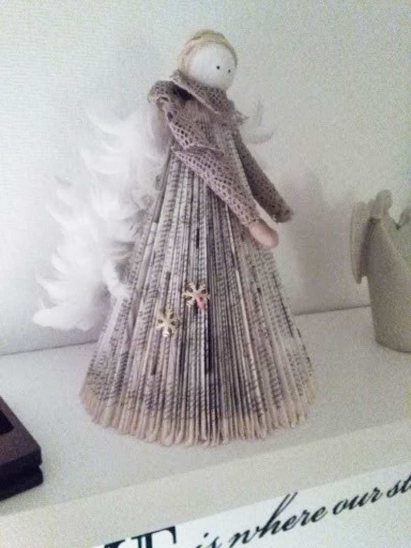 Liisa Pekkalan vanhasta kirjasta tehty enkeli.