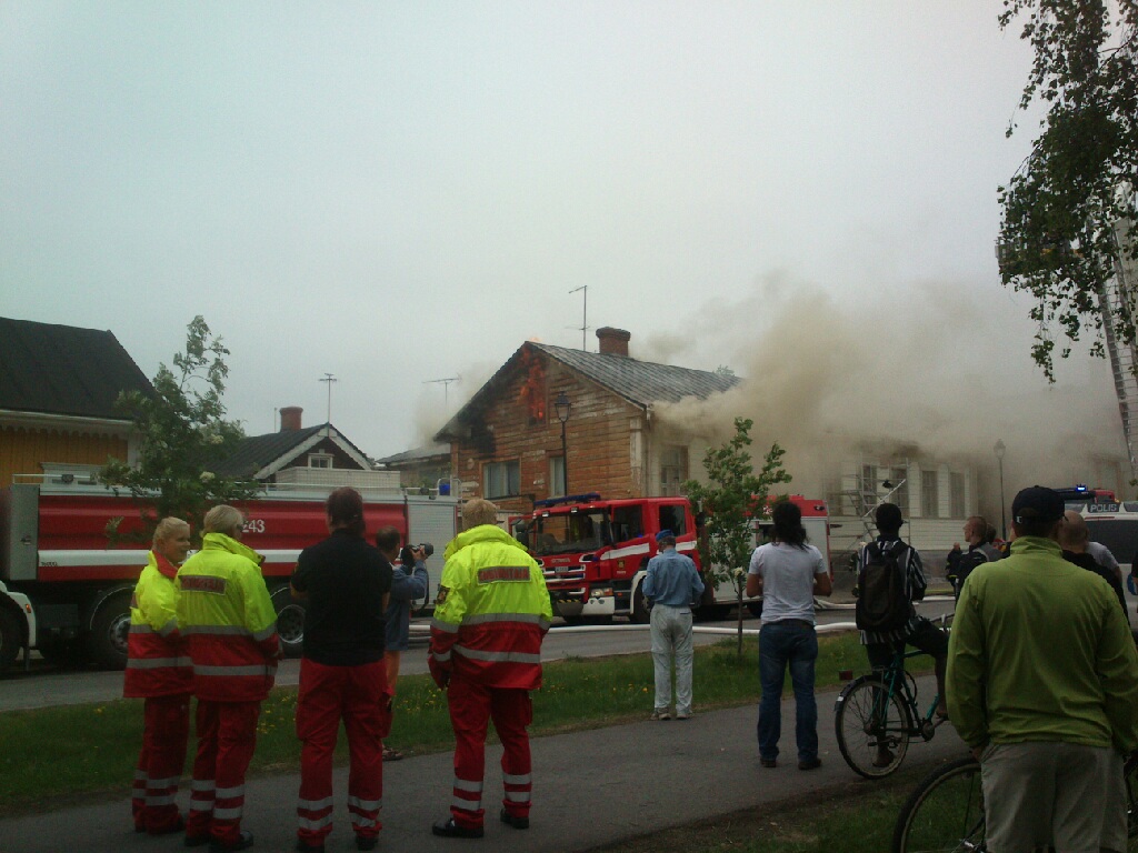 Vanhassa Kauppaklubin rakennuksessa Raahen Rantakadulla syttyi tulipalo kolmen jälkeen tiistaina iltapäivällä.
