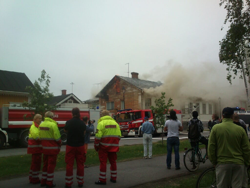 Vanhassa Kauppaklubin rakennuksessa Raahen Rantakadulla syttyi tulipalo kolmen jälkeen tiistaina iltapäivällä.