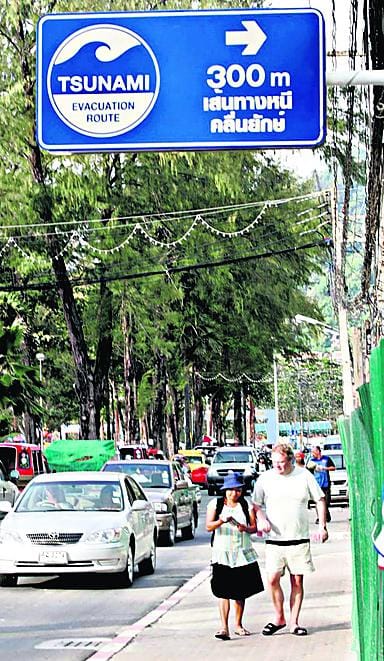 Evakuointireitti. Patong Beachin rantakadulla on tasaisin välein turvallisille evakuointireiteille opastavia kylttejä.