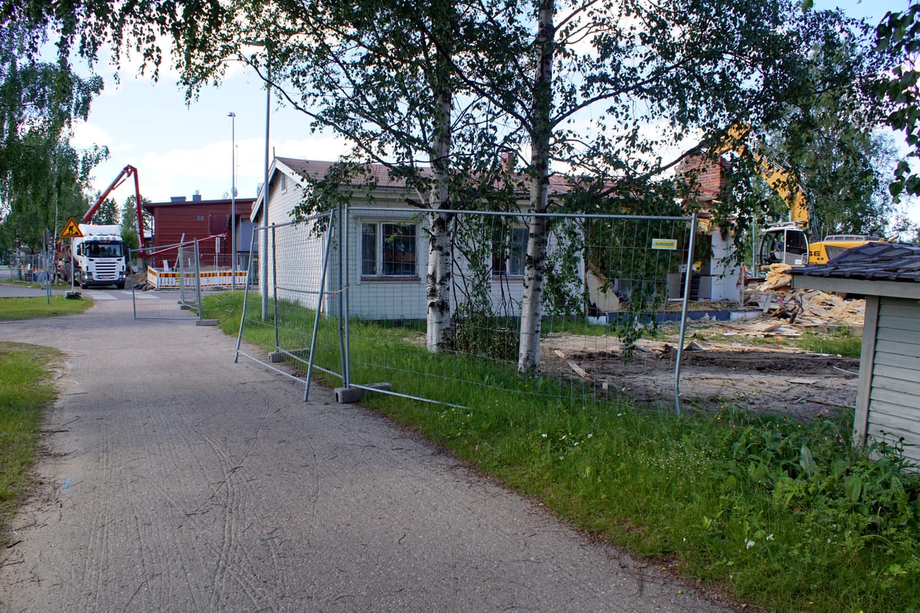 Kurenalla rakennetaan uutta ja puretaan vanhaa. Edessä Tieysin Veli-Matti Kallio purkaa kaivinkoneella Oikopolun rakennusta, takana valetaan pohjia S-marketin laajennukselle.