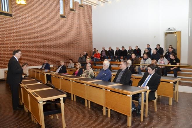 Seitsemän tähden liikkeen eduskuntavaalikierroksella Alajärvellä oli Paavo Väyrysen lisäksi esittäytymässä viisi muutakin Tähtiliikkeen kansanedustajaehdokasta. KUVA: MARKKU TURPELA