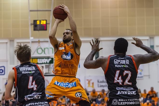 Cameron Jones pussitti Karhulle 27 pistettä ja oli kentän tehokkain pelaaja. Tässä miehen heittoa joutuvat lähietäisyydeltä ihailemaan Kouvojen Tuomas Hirvonen (vas) ja Thomas Gipson. KUVA: ERKKI HAUTAVIITA