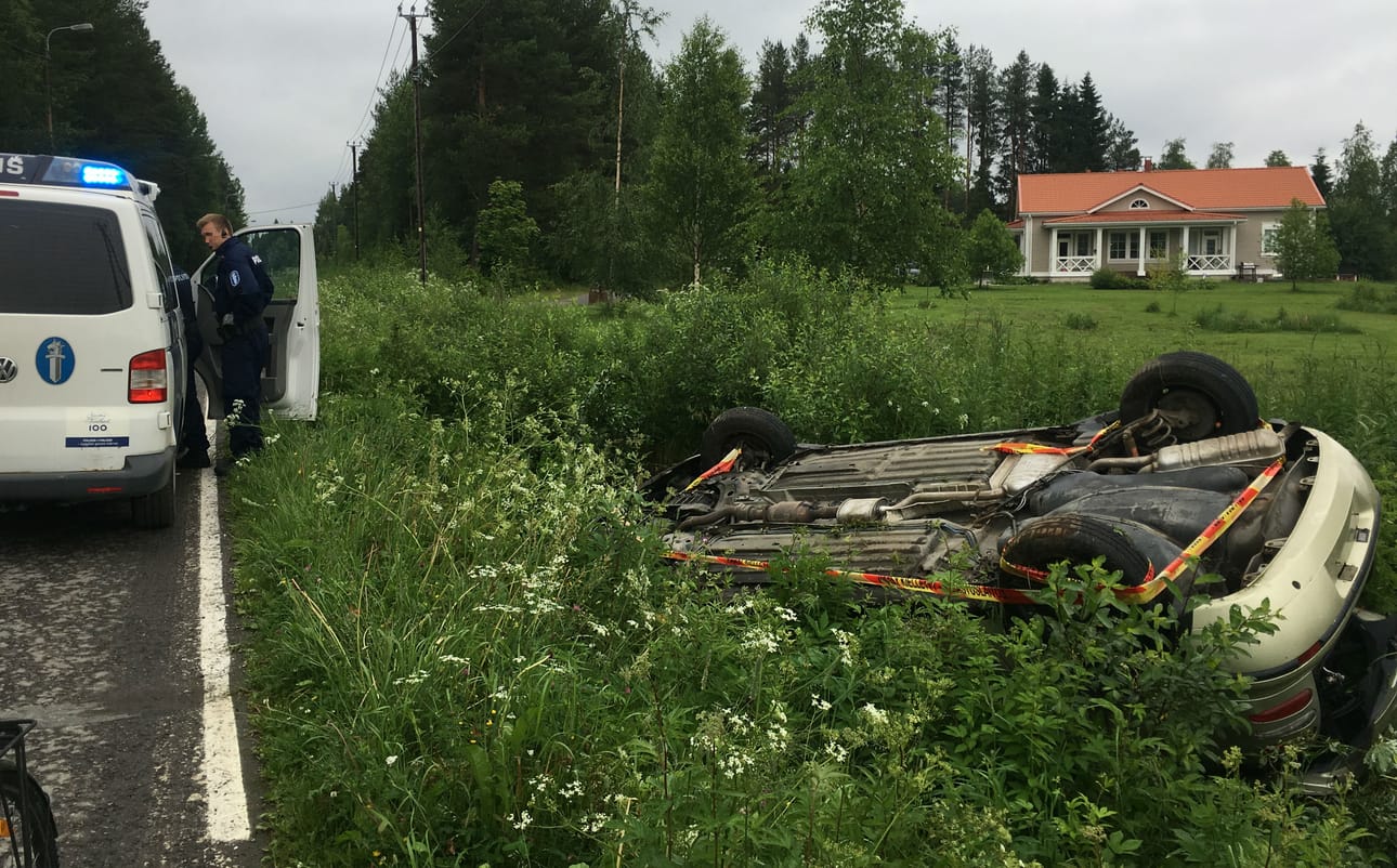 Autolla liikkuneet miehet olivat paenneet onnettomuuspaikalta.