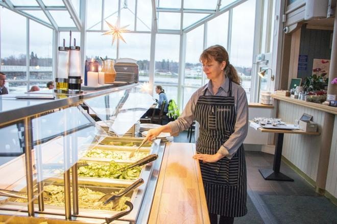 Ravintola Jungmanin paikka meren rannalla on ainutlaatuinen. Kristina Itälaakso ideoi mielellään erilaisia tapahtumia kauniiseen tilaan. Kahdeksan työntekijää ja lisäväkeä tarvitaan, jotta ravintola voidaan pitää avoinna useimpina päivinä aamusta iltaan. Arkisin saa myös lounasta. KUVA: AUNE WARONEN