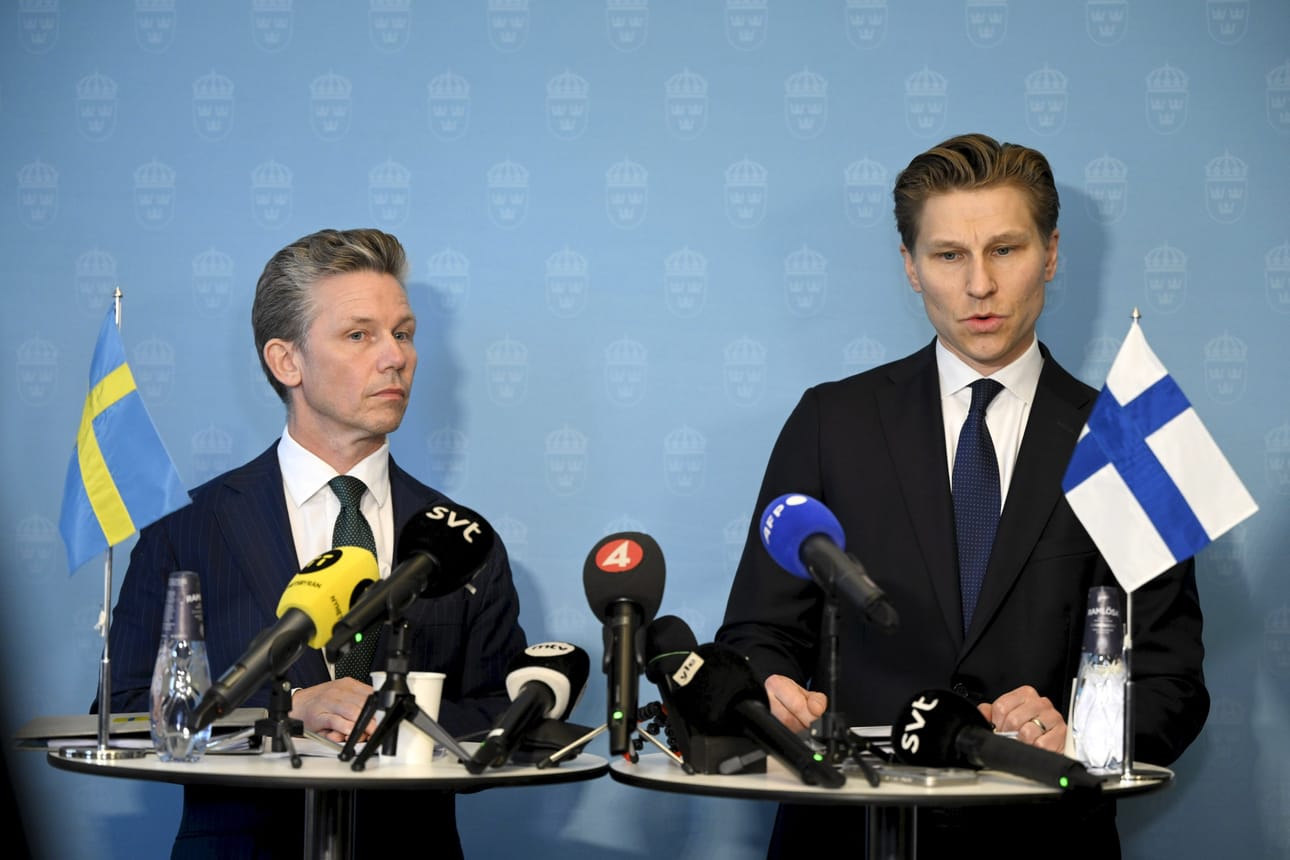 Ruotsin puolustusministeri Pål Jonson ja Suomen puolustusministeri Antti Häkkänen pitivät yhteisen lehdistötilaisuuden Tukholmassa maanantaina. LEHTIKUVA / EMMI KORHONEN