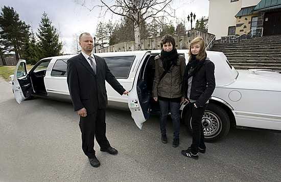 Omistaja Ilkka Salmi esittelee limusiiniaan Silja Chavezille ja Janita Jokiselle (oik.).