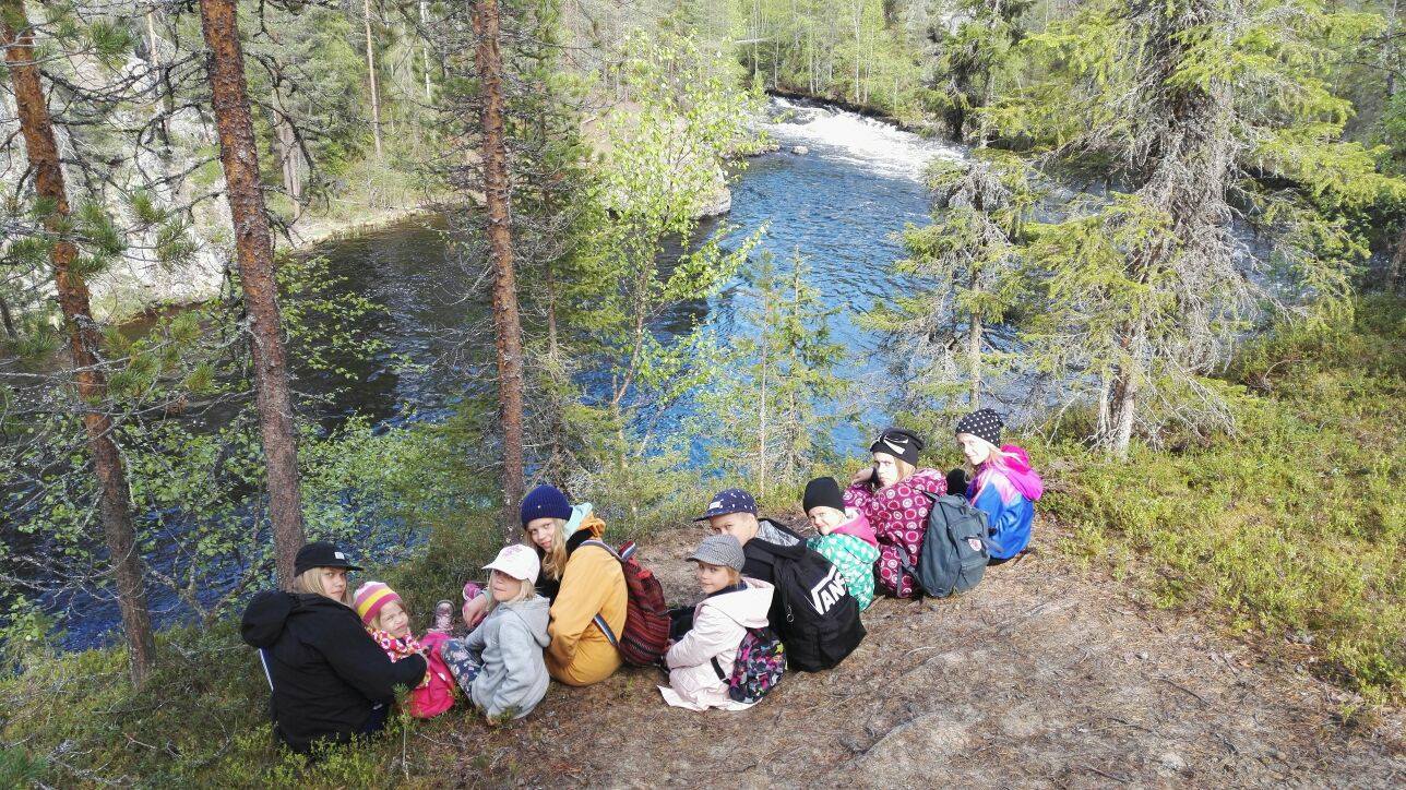 Mäkisen perhe Nurmosta Pikku Karhunkierroksella..Oulankajoen varrella