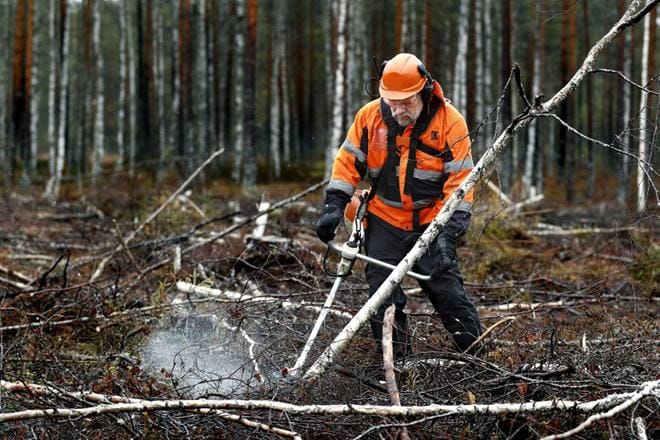 Urmas Niemellä on lähes 40 vuoden kokemus metsätöistä. Reissuhommista hän on saanut tuntumaa keikkamuusikkona. KUVA: Jouko Hänninen