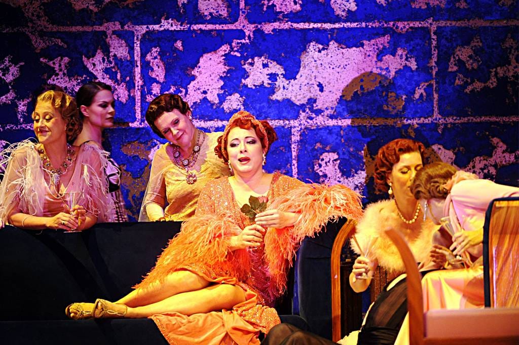 Koululaiset pääsevät katsomaan Kansallisoopperan esityksiä 100-vuotisjuhlien kunniaksi.