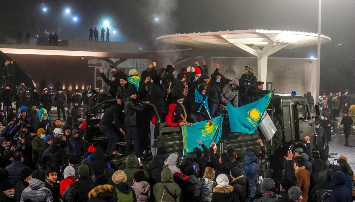 Energian hinnan nousun takia alkaneet mielenosoitukset ovat paisuneet laajamittaisiksi levottomuuksiksi. Ihmiset osoittivat mieltään Almatyssa keskiviikkona. LEHTIKUVA/AFP