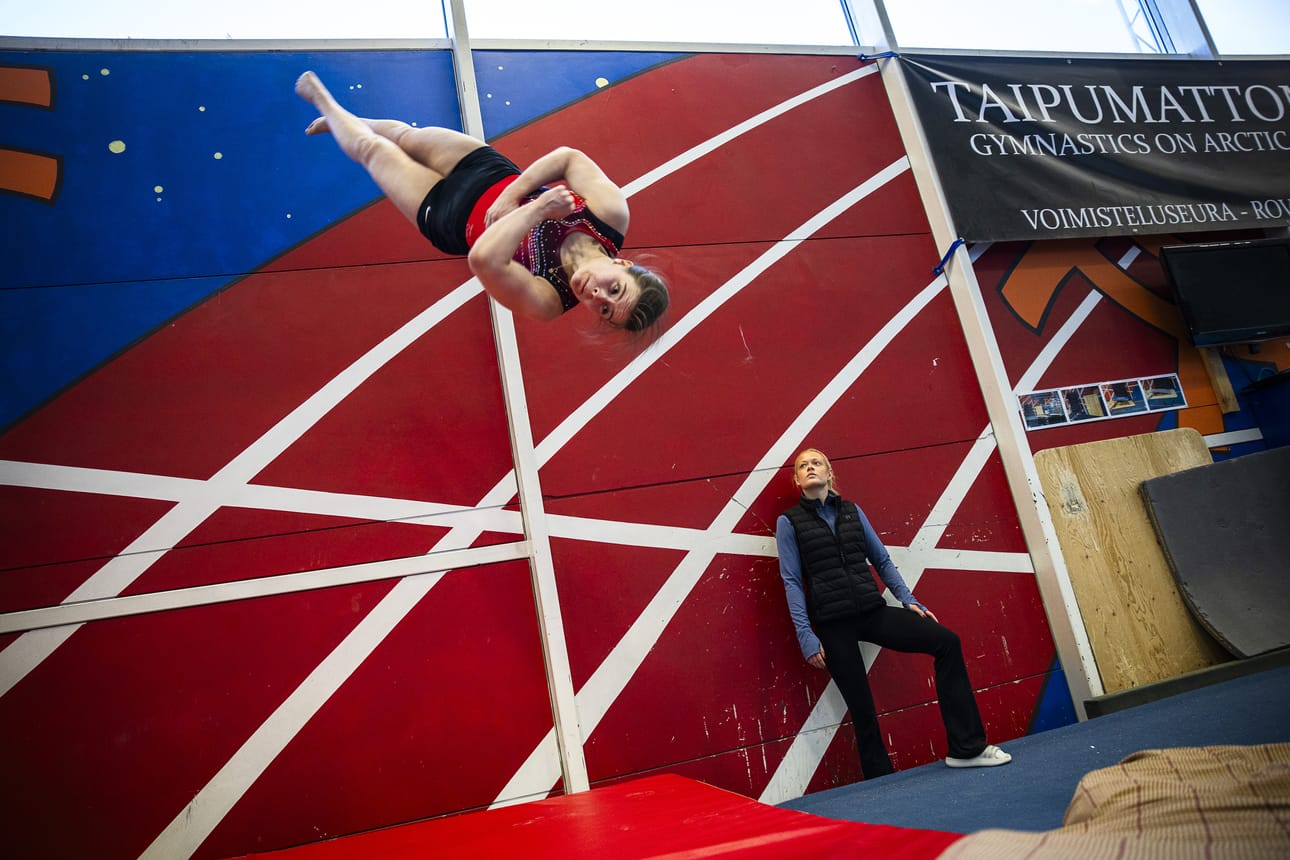 Cassandra Kapanen seuraa Fanni Varangan harjoitussuoritusta tarkalla silmällä Lapin urheiluopistolla. Kapasen omista kilpailuajoista lajin valmennuskulttuuria on kehitetty huomattavasti terveempään suuntaan.