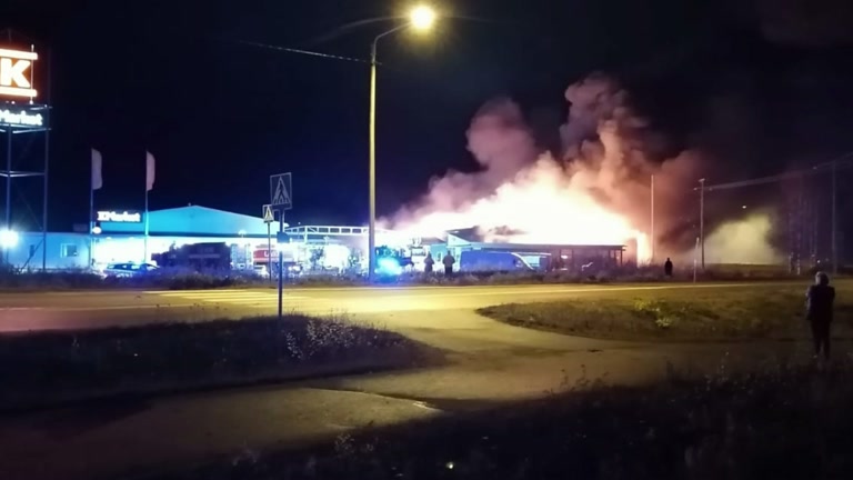 Liekit lyövät läpi Kolarin K-raudan katosta
