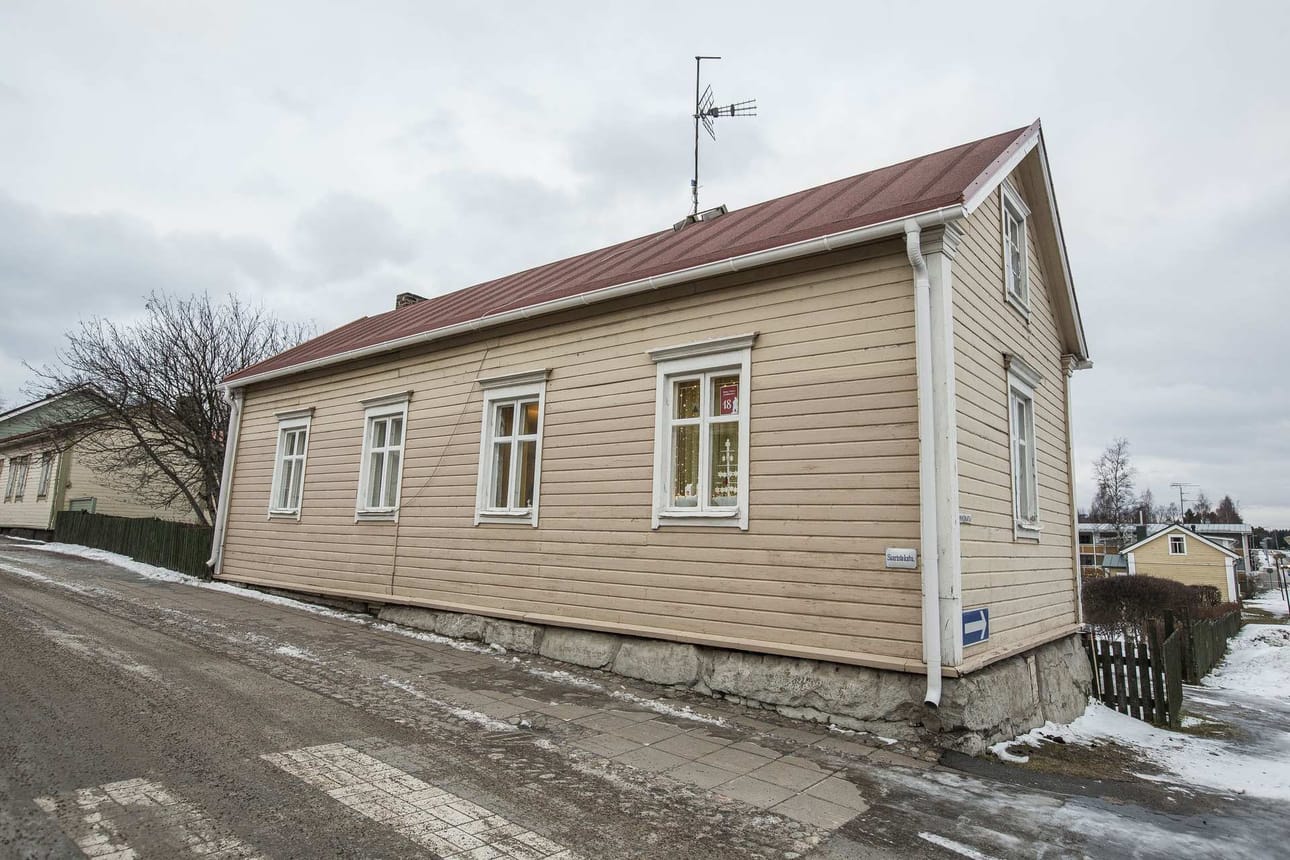 Maanantain koristeltu ikkuna löytyy osoitteesta Kirkkokatu 5. Talo sijaitsi keskeisellä paikalla veden kuskaamista ja palohälytyksiä varten. Niitä Eino Turpeenoja hoiti 1900-luvun alkupuolella.