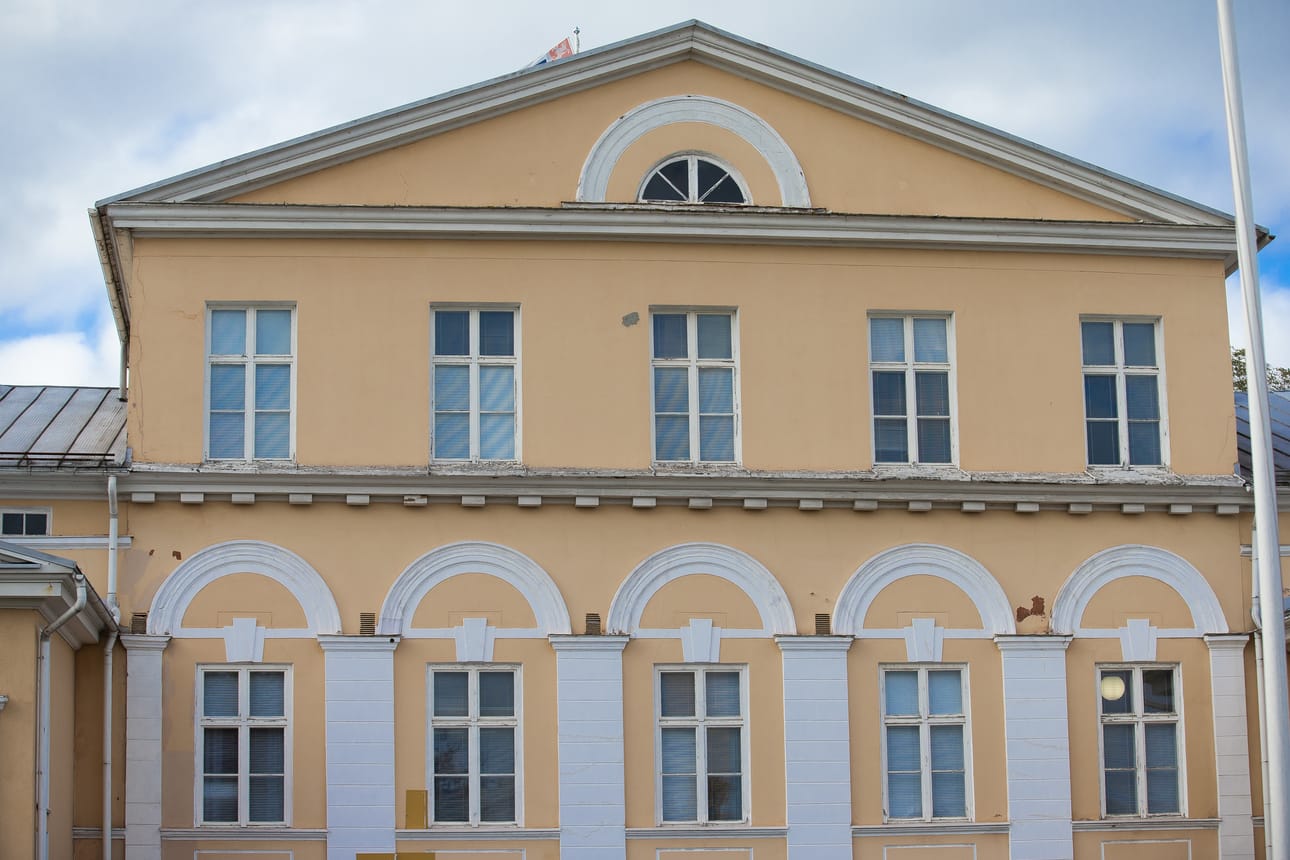Varavaltuutettua kiinnostaa, kuinka paljon henkilökuntaa on keskimäärin 18000 asukkaan kunnissa verrattuna Raahen nykyiseen henkilöstömäärään.