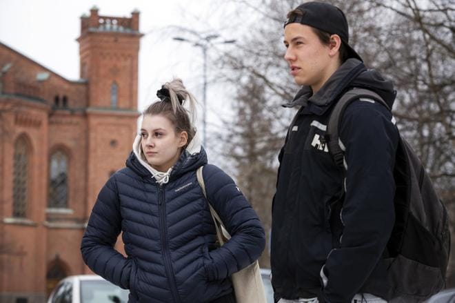 Sofia Pekkarinen ja Erkka Paalanen keskittyvät nyt kirjoituksiin, ylioppilasjuhlista ei uskalla korona-aikana isommin haaveilla. KUVAT: JARNO PELLINEN