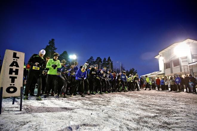 Lähes 200 juoksijaa lähti matkaan Seinäjoen Tanelinrannassa uudenvuodenjuoksussa. KUVAT: TOMI KOSONEN