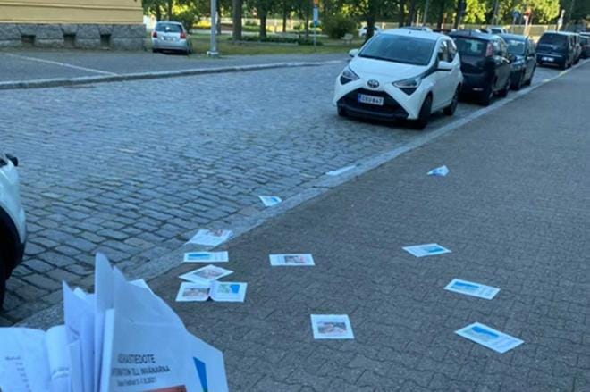 Tiedotteita on levitetty läpi keskustan, Palosaaren sillalta sairaalalle asti. KUVAT: TOMMI MÄKI