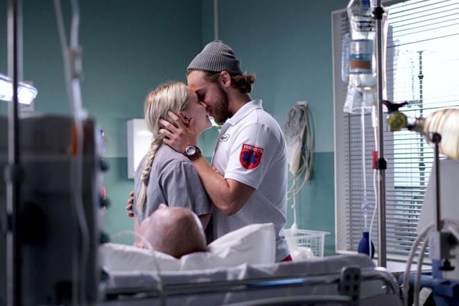 Uudet hahmot lähihoitaja Aino (Amelia Blauberg) ja ensihoitajaharjoittelija Nikke (Janne Saarinen) tekevät tuttavuutta traumapolin arjessa. KUVA: Nelonen