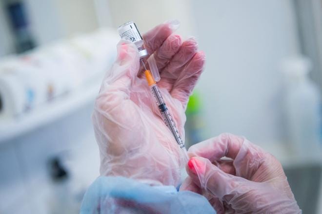 Koronarokotteen ottaminen edesauttaa yhteiskunnan avautumista ja vapauttaa liikkumaan. KUVA: ZOLTAN BALOGH/EPA