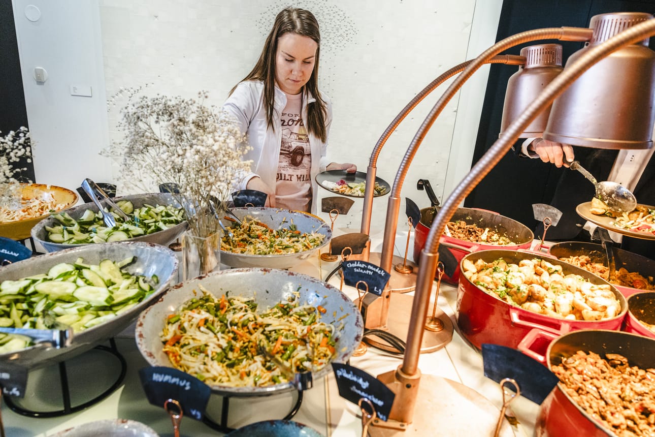 Riikka Putkivaara käy mielellään Korundissa lounaalla, koska sinne on helppo tulla lastenvaunujen kanssa. Hän toivoo, että ravintolan toiminta jatkuisi samantyylisenä tulevaisuudessakin.